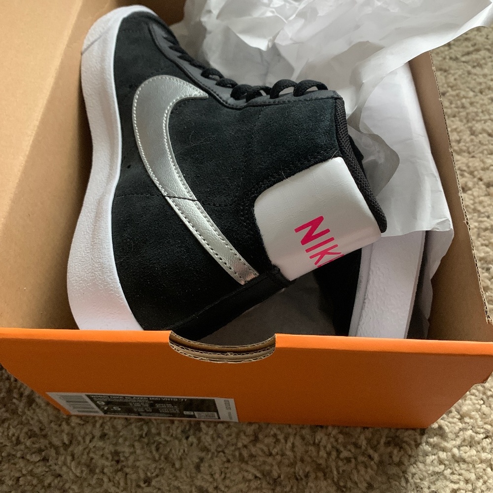 New in box women Nike blazer mid vintage 77. Women 9